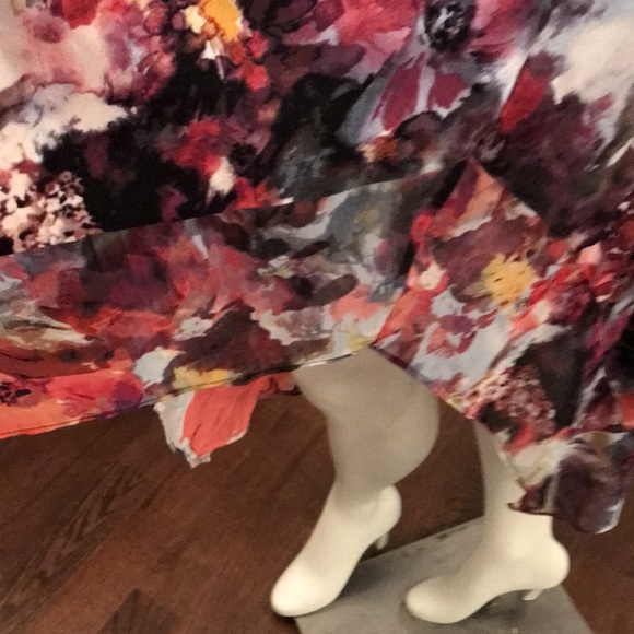 SIMPLY VERA WANG XS. MULTI COLORS. Has hankerchief hemline.DANCES N THE WIND❤️ - Picture 5 of 8